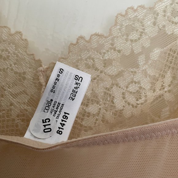 Never worn. Wacoal embrace lace chemise, bra and briefs set size 10 / small - Picture 9 of 13